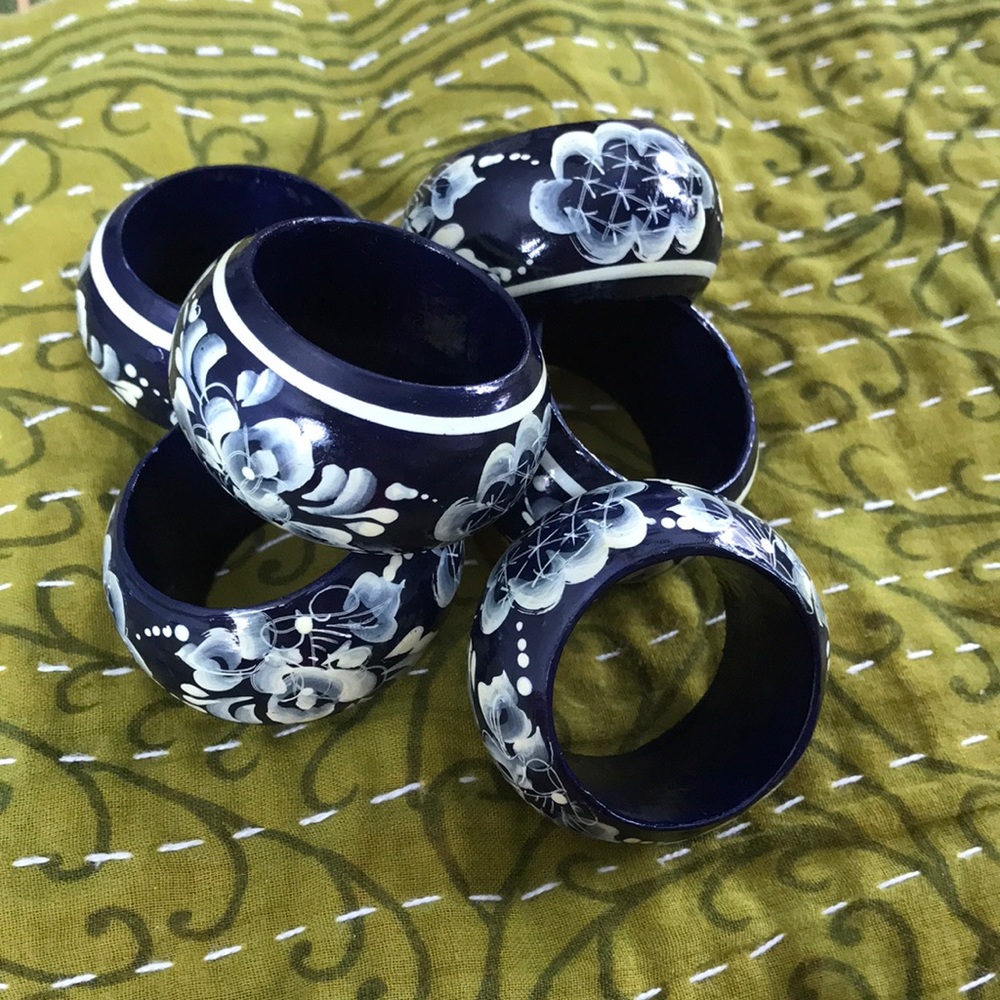 Vintage hand painted wood napkin rings!💙